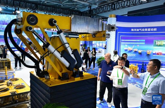 9月8日，參觀者在2025東亞海洋博覽會海洋發展成果展區參觀。     新華社記者 李紫恆 攝