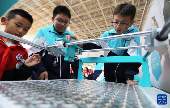   9月8日，在甘肅省定西市舉辦的“山海相依，筑夢蔚藍”山東青島·甘肅定西海洋科普東西部協作主題活動中，定西市安定區關川實驗學校的學生在流動科技館內體驗科普裝置。        新華社發（王克賢攝）