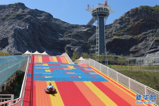 在江西新余金石山矿山公园，游客体验特色项目。新华网 王晓震 摄