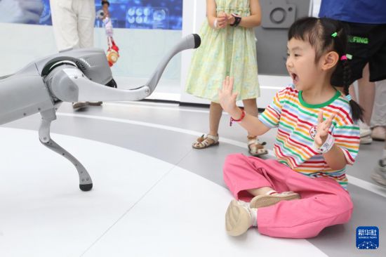   9月7日，在位於江蘇省徐州市雲龍區的一家科學探索館，小朋友與機器狗互動。       新華社發（蒯創攝）