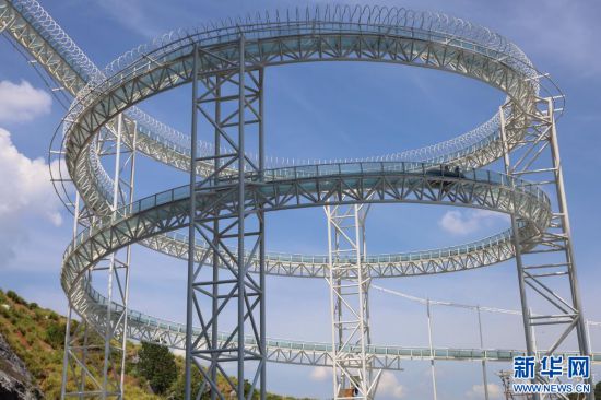 在江西新余金石山矿山公园，游客体验特色项目。新华网 王晓震 摄