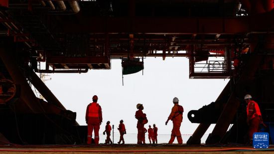 9月8日，工人穿梭在垦利6-1油田10-1北区块Ⅱ期开发项目油气平台安装作业现场。  新华社发（杜鹏辉摄）