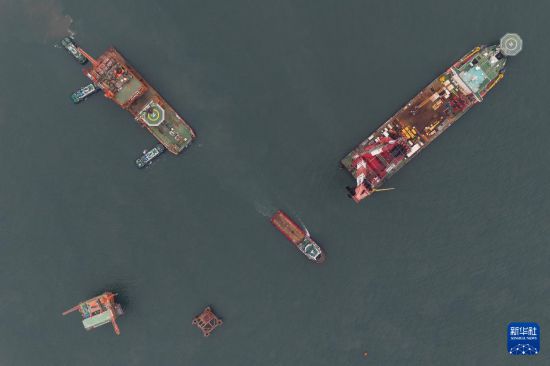 这是9月8日在渤海海域拍摄的垦利6-1油田10-1北区块Ⅱ期开发项目油气平台安装作业现场（无人机照片）。  新华社发（杜鹏辉摄）