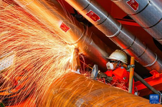 9月8日，工人在垦利6-1油田10-1北区块Ⅱ期开发项目油气平台安装作业现场进行切割作业。新华社发（杜鹏辉摄）