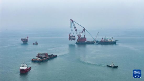 这是9月8日在渤海海域拍摄的垦利6-1油田10-1北区块Ⅱ期开发项目油气平台安装作业现场（无人机照片）。  新华社发（杜鹏辉摄）
