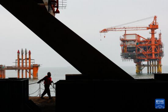 9月8日，工人在垦利6-1油田10-1北区块Ⅱ期开发项目油气平台安装作业现场施工。  新华社发（杜鹏辉摄）