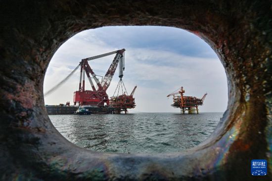 9月8日，垦利6-1油田10-1北区块Ⅱ期开发项目油气平台在渤海海域完成海上安装。  新华社发（杜鹏辉摄）