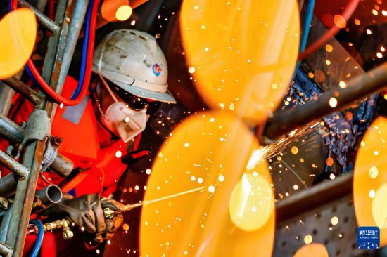 9月8日，工人在垦利6-1油田10-1北区块Ⅱ期开发项目油气平台安装作业现场进行切割作业。  新华社发（杜鹏辉摄）