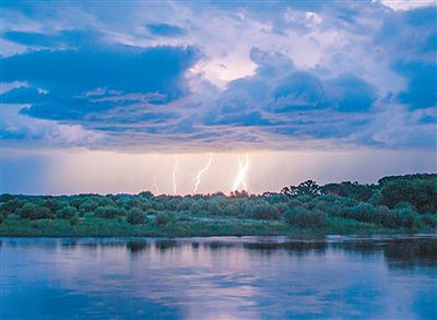 7月21日,在黑龍江省伊春市嘉蔭縣拍攝的積雨雲和閃電。李紹軍攝(新華社發)