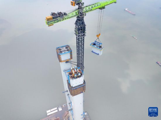 9月14日拍攝的張靖皋長江大橋南航道橋南主塔吊裝施工現場（無人機照片）。     新華社發（許叢軍 攝）