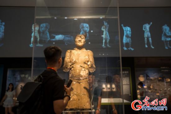 觀眾參觀“百戲俑”展陳