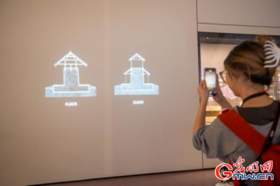 觀眾拍攝牆面投影演示墓葬槨室結構,數字技術幫助觀眾直觀理解考古剖面與墓室空間關系