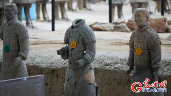 修復中的兵馬俑