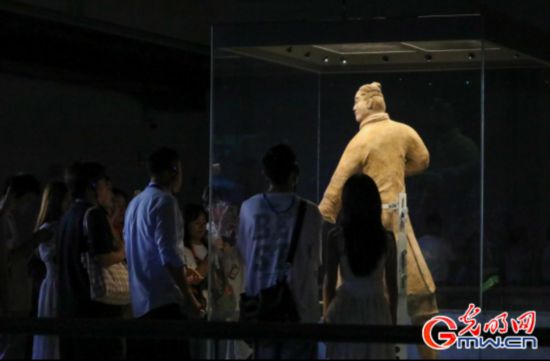 觀眾參觀兵馬俑單體展陳