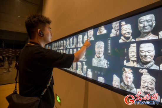 媒體團記者操作兵俑面部數據庫大屏,對比不同類型兵俑頭部