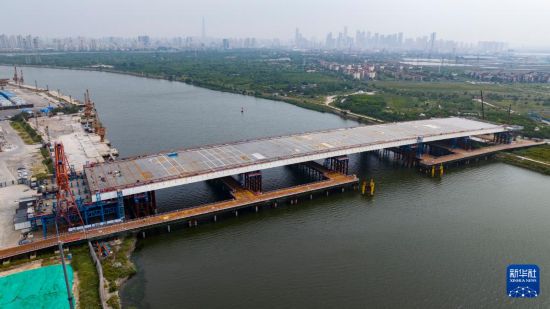 這是9月16日拍攝的天津市濱海新區西中環快速路跨海河橋工程建設現場（無人機照片）。     新華社記者 趙子碩 攝