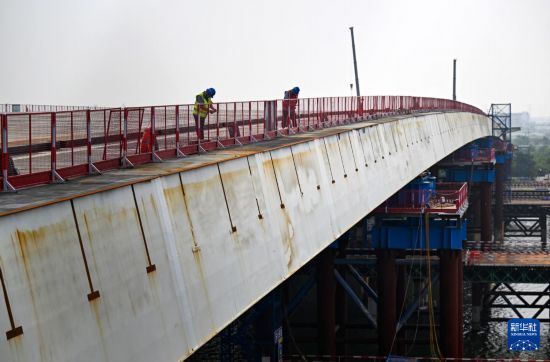 9月16日，施工人員在天津市濱海新區西中環快速路跨海河橋工程建設現場加固臨時護欄。