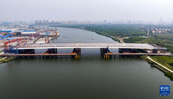 這是9月16日拍攝的天津市濱海新區西中環快速路跨海河橋工程建設現場（無人機照片）。     新華社記者 趙子碩 攝