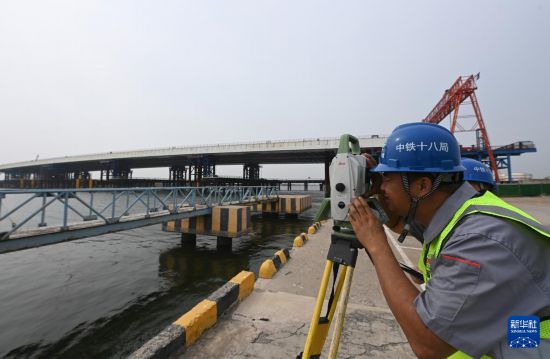 9月16日，施工人員在天津市濱海新區西中環快速路跨海河橋工程建設現場進行測量。        新華社記者 趙子碩 攝