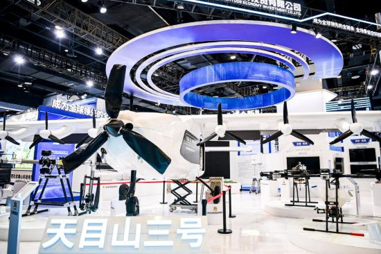这是9月17日在广西南宁国际会展中心拍摄的超级混动货运无人机。