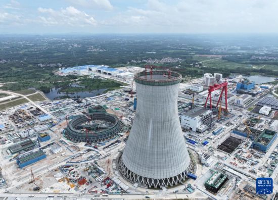 這是9月17日拍攝的國家電投廣東廉江核電項目冷卻塔及施工現場（無人機照片）。新華社記者 鄧華 攝