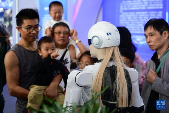 9月21日，观众在2025世界制造业大会智能机器人展区参观一款人形机器人。