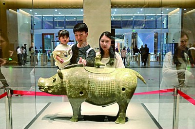 游客在湖南懷化市博物館參觀。張卓攝/光明圖片