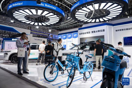 9月24日，在株洲国际会展中心，观众（左一）在拍摄配有北斗技术的共享单车。新华社记者陈思汗摄