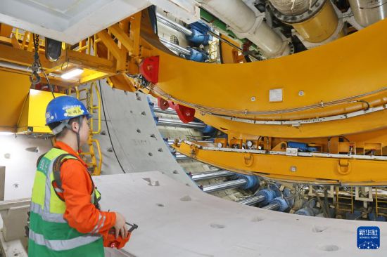 9月28日，施工人员在海太长江隧道工程施工现场拼装管片。     新华社发（许丛军摄）