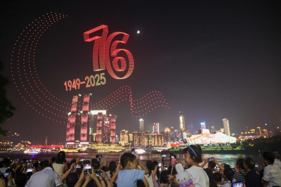 這是10月1日晚在重慶市南岸區拍攝的無人機燈光秀。新華社記者 黃偉 攝