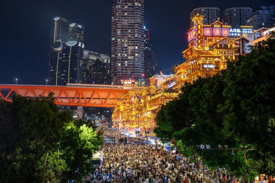 10月3日,游客在重慶市渝中區洪崖洞景區觀光游玩。新華社發 郭旭 攝