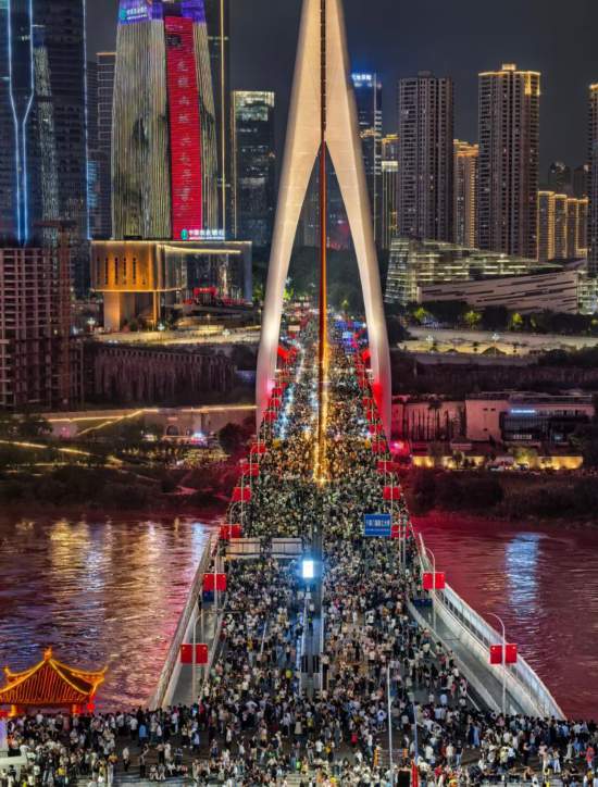 10月3日,游客在重慶千厮門大橋上觀光游玩。新華社發 郭旭 攝