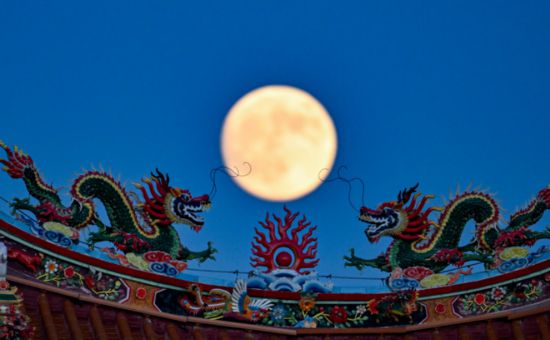 2024年9月17日,中秋月明,神州各地人們同賞一輪明月,歡度傳統佳節。 新華社發(王須中攝)