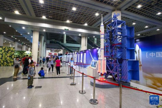 10月3日，在山東濟南市舜耕國際會展中心，市民在參觀航空航天科普展。     新華社發（郝鑫城攝）