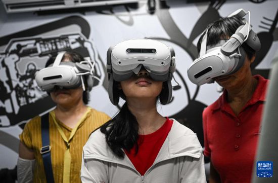 10月7日,游客在文昌航天科普中心進行MR星際穿越體驗。 新華社記者 蒲曉旭 攝