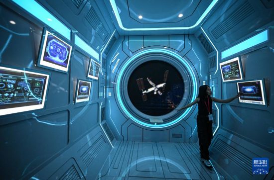 10月7日,游客在文昌航天科普中心參觀。 新華社記者 蒲曉旭 攝