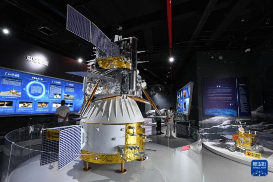 10月7日在文昌航天科普中心拍攝的嫦娥六號模型。 新華社記者 蒲曉旭 攝