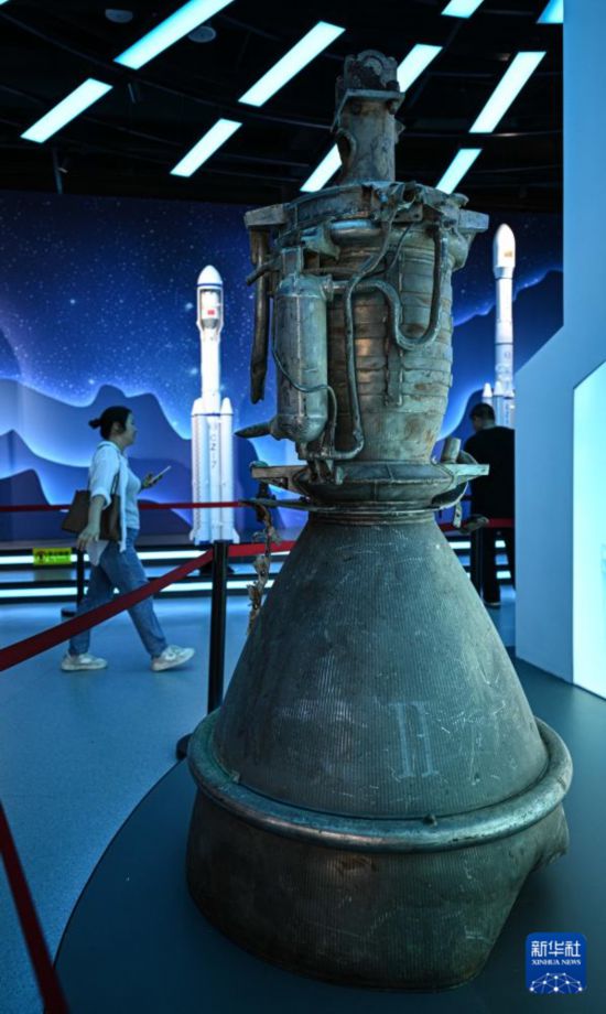 10月7日在文昌航天科普中心拍攝的火箭殘骸。 新華社記者 蒲曉旭 攝