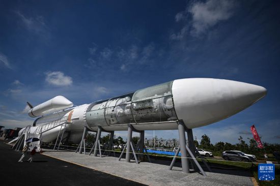 10月7日在文昌航天科普中心拍攝的長征五號B運載火箭模型。 新華社記者 蒲曉旭 攝