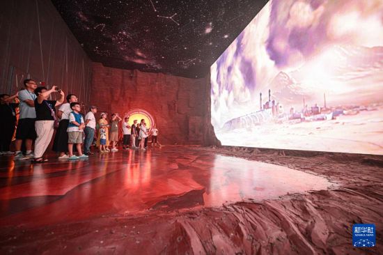 10月7日,游客在文昌航天科普中心參觀。 新華社記者 蒲曉旭 攝