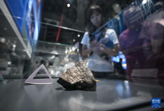 10月7日,游客在文昌航天科普中心觀看隕石。 新華社記者 蒲曉旭 攝