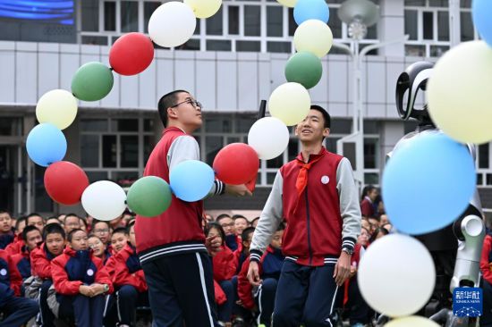 10月13日，新疆生產建設兵團第一中學學生在科技節開幕式上體驗科學實驗。     新華社記者 王菲 攝