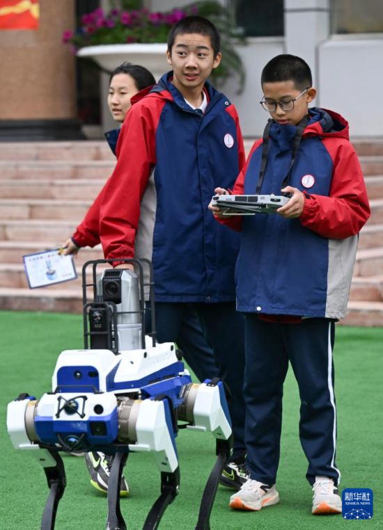 10月14日，新疆生產建設兵團第一中學學生體驗遙控智能機器狗。     新華社記者 王菲 攝