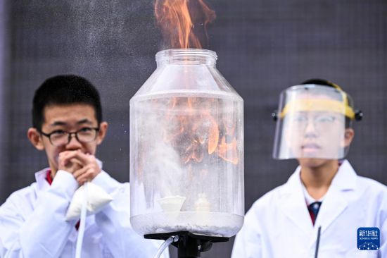 10月13日，新疆生產建設兵團第一中學學生在科技節開幕式上體驗科學實驗。     新華社記者 王菲 攝