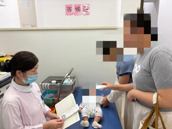 在上海市兒童醫院，市民帶著寶寶到醫院主動接種呼吸道傳染病相關疫苗。新華社記者 袁全 攝