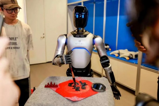 图为在江苏无锡惠山古镇的机器人体验中心,游客与机器人进行互动。(受访者供图)