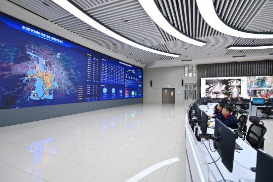 10月19日,工作人員在太原市集中供熱調度中心監測供熱情況。新華社記者 楊晨光 攝