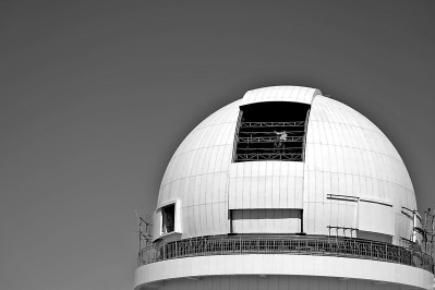 位于青海冷湖的墨子巡天望远镜。新华社发