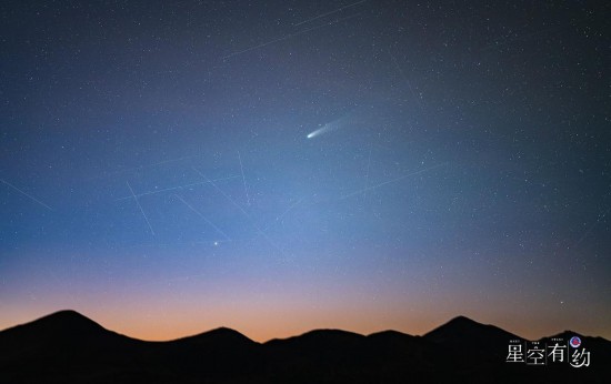 10月19日傍晚，在四川稻城拍攝的萊蒙彗星。（戴建峰 攝）