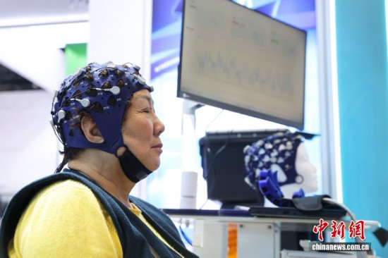 图为参观者体验AI辅助脑功能评估系统。中新社记者 王紫儒 摄